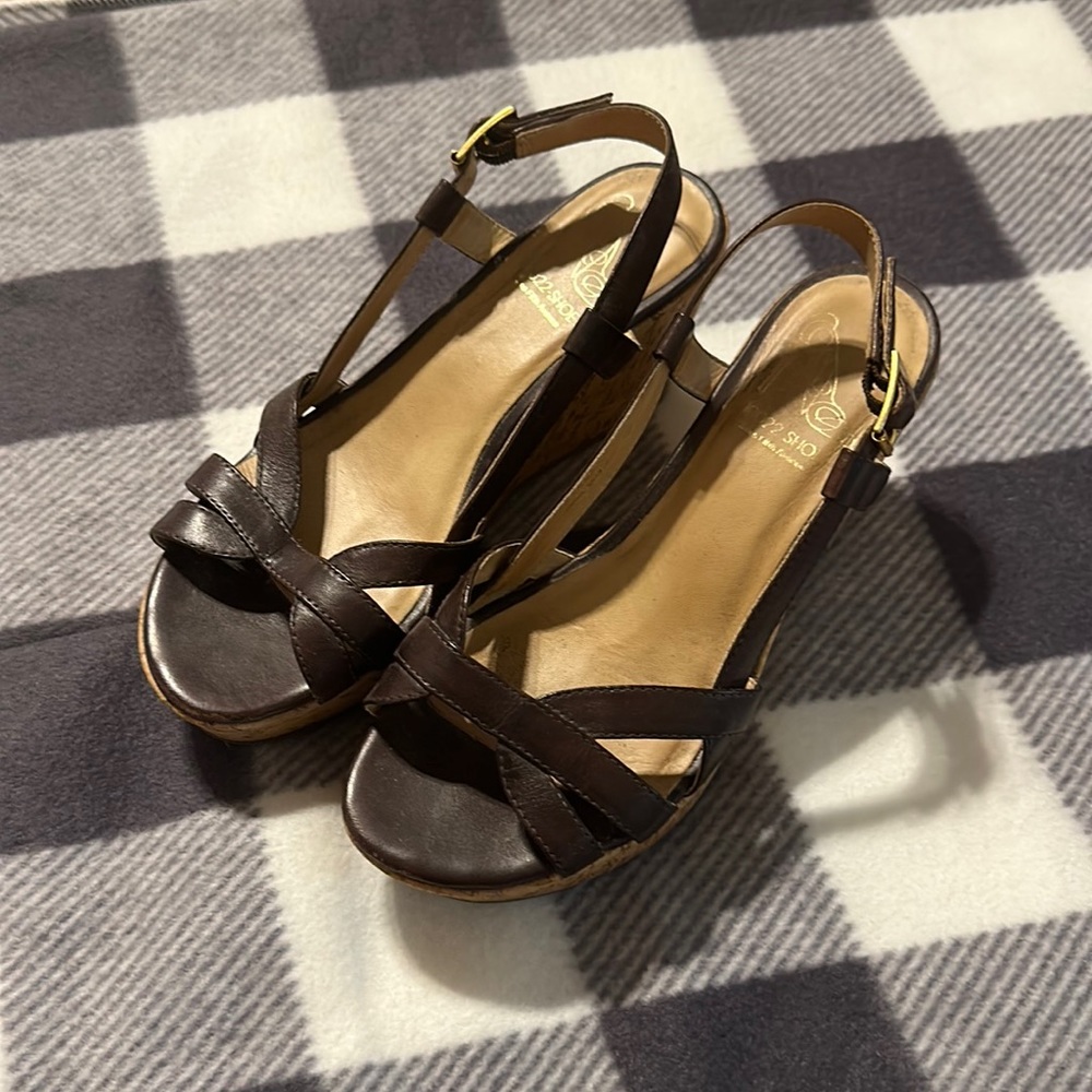 Brown platforms